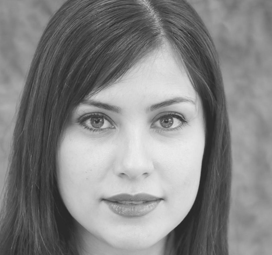 Directora financiera satisfecha con servicios