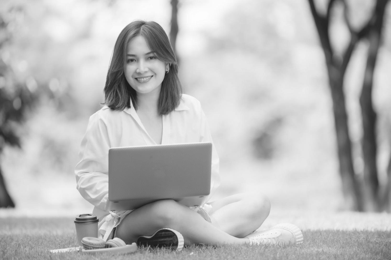 Equipo trabajando colaborativamente en análisis financiero