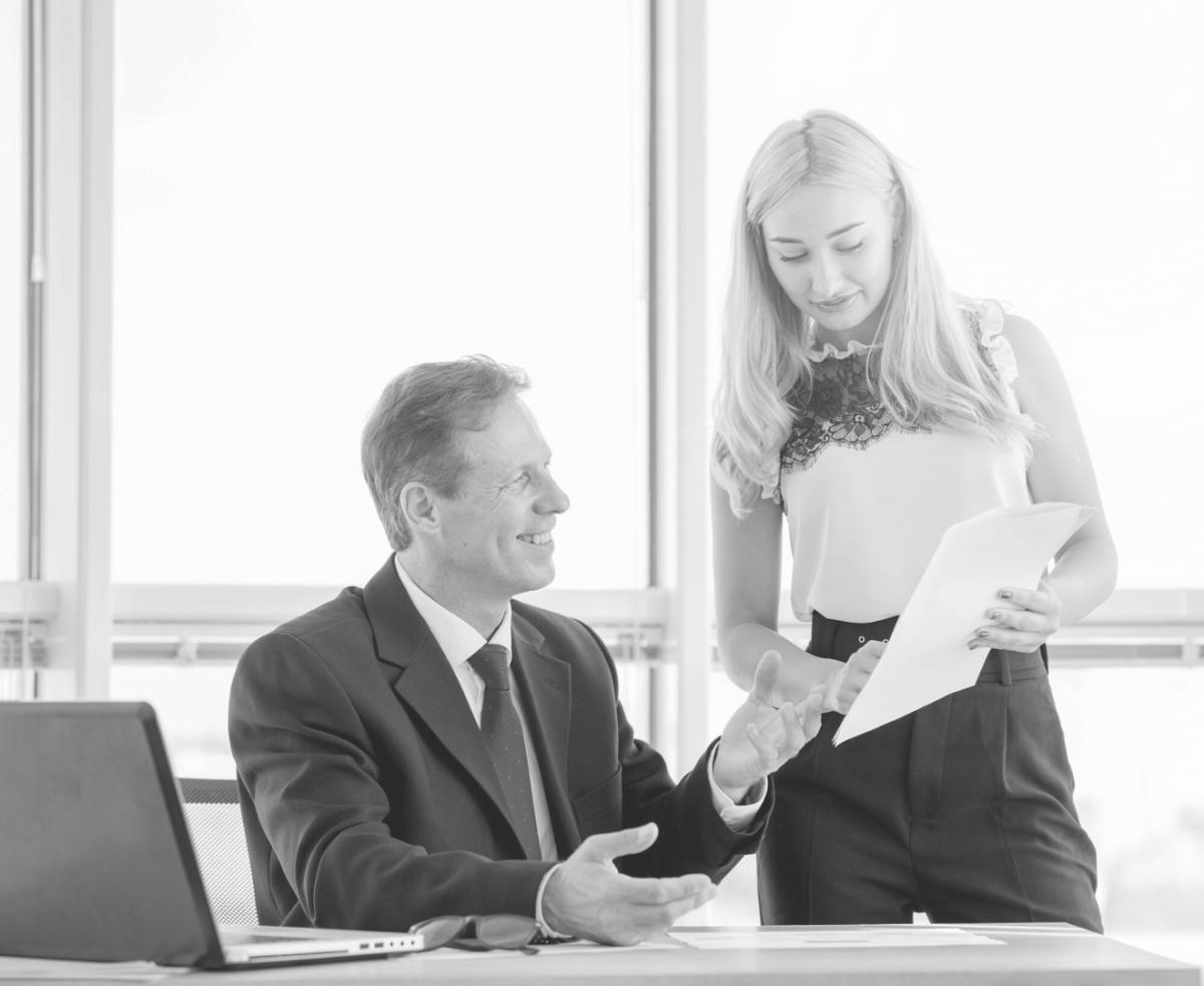 Entorno de trabajo con múltiples pantallas mostrando análisis estadísticos y dashboards financieros